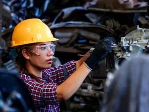 Técnico em segurança do trabalho em discussão com equipe